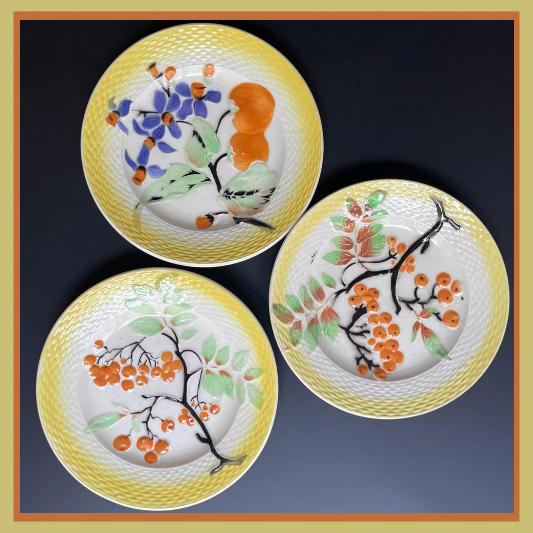 3 assiettes à dessert jaune motif relief